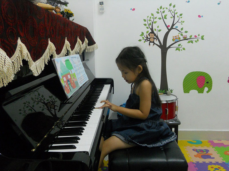 Đừng vội vàng khi chọn mua đàn cho trẻ mà hãy giúp con làm quen, yêu thích và tận hưởng âm nhạc trước. Những cây đàn piano Cơ và điện luôn mang lại sức mạnh và truyền cảm hứng cho đam mê âm nhạc của trẻ.