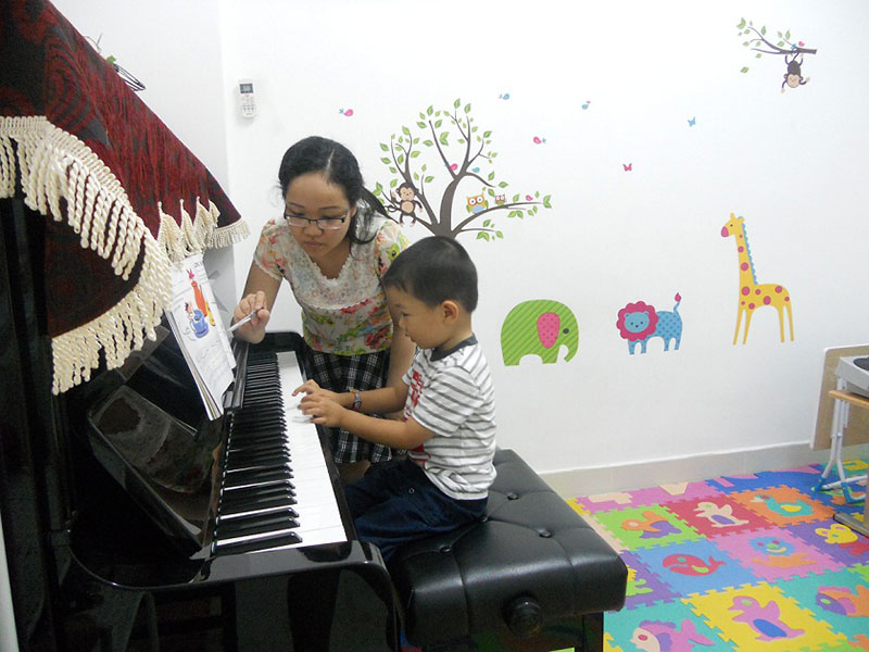 Đừng vội vàng khi chọn mua đàn cho trẻ mà hãy giúp con làm quen, yêu thích và tận hưởng âm nhạc trước. Những cây đàn piano Cơ và điện luôn mang lại sức mạnh và truyền cảm hứng cho đam mê âm nhạc của trẻ.